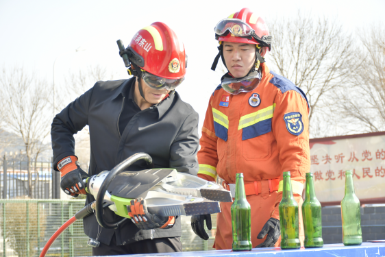 活动中,济南消防特勤大队二站班长张广森详细介绍了8种消防车型的基本