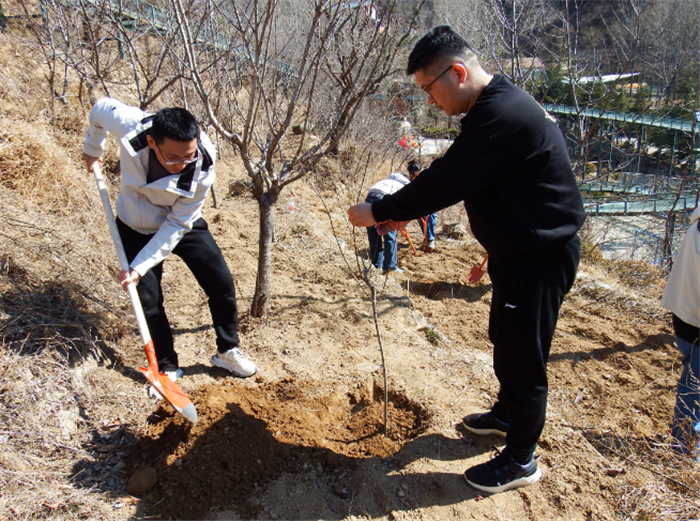 南宫NG·28(中国)官方网站水帘峡上再添新绿 山东省人民防空建筑设计院开展植树(图1)