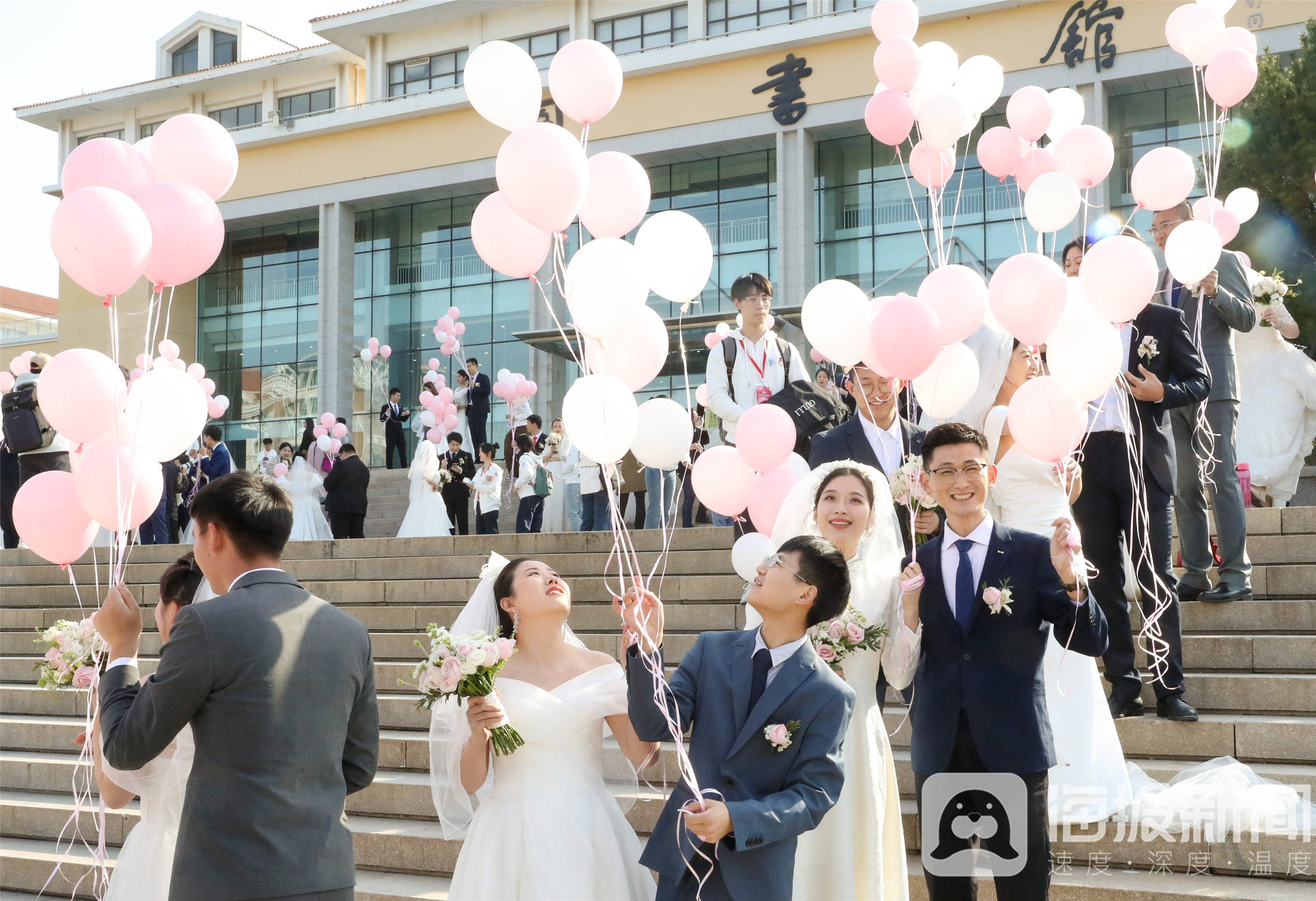 参加婚礼穿什么同学图片