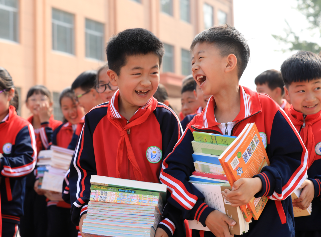 爱心图书送给山村小学