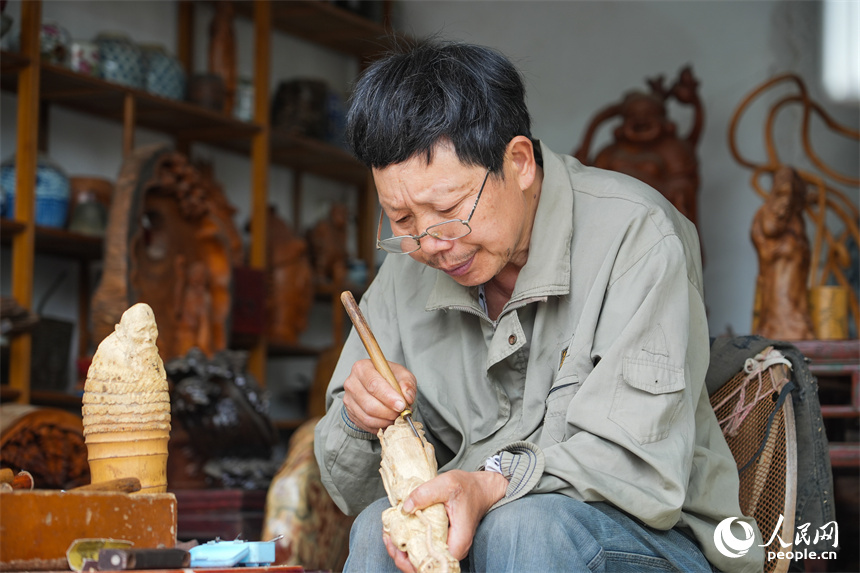 彫刻刀で木の根に「命」を吹き込む「根彫」　江西省の無形文化遺産