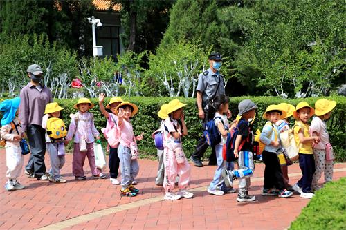 淄川区第二实验幼儿园：童心探自然 一起“趣”远足