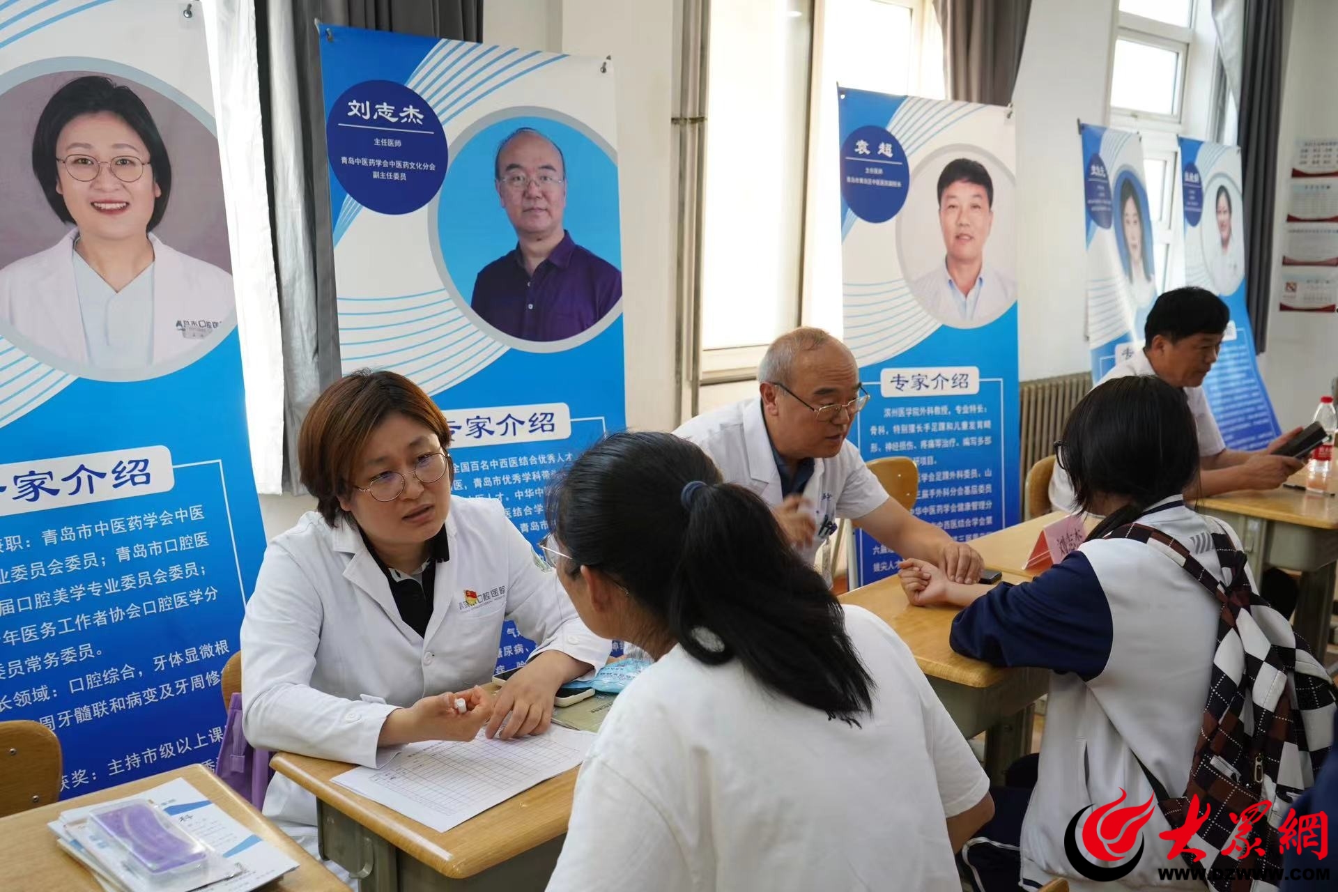 EMC易倍体育红色精神“医”心向党 薪火闪“药”人生 青岛经济职业学校举行中医药(图3)