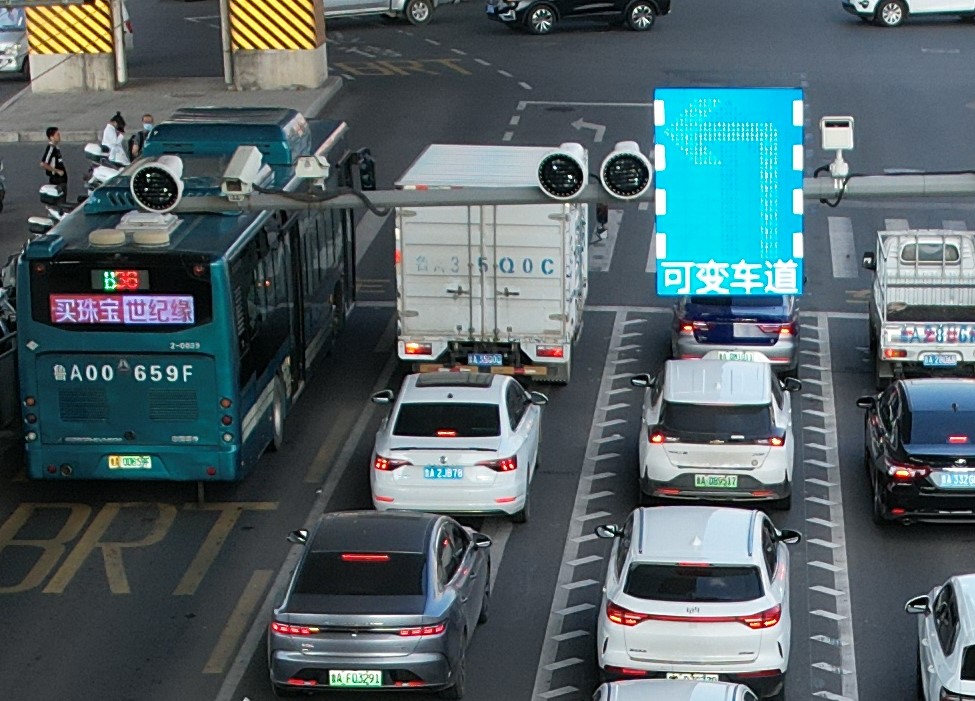 北园大街历山路路口西口有了济南市首条双可视智能可变导向车道