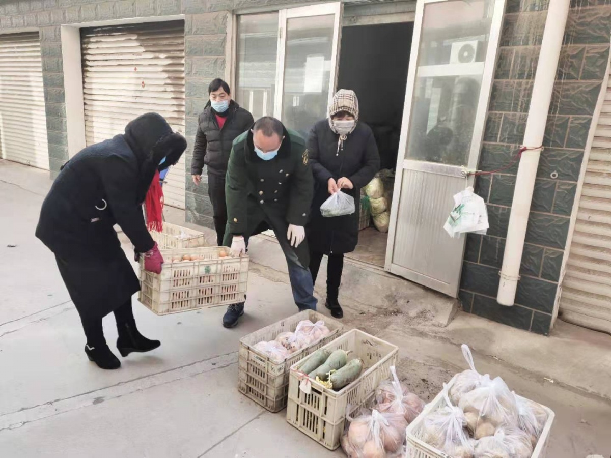 邵家村党员石宝锋带领志愿者每天为社区,村居民统一采购蔬菜,做好后勤