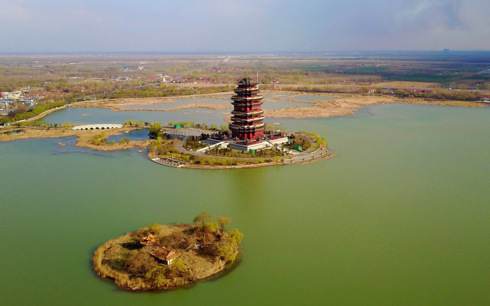 黃河樓位於山東省濱州市濱城區蒲湖公園湖面內東南方向,於2011年10月1