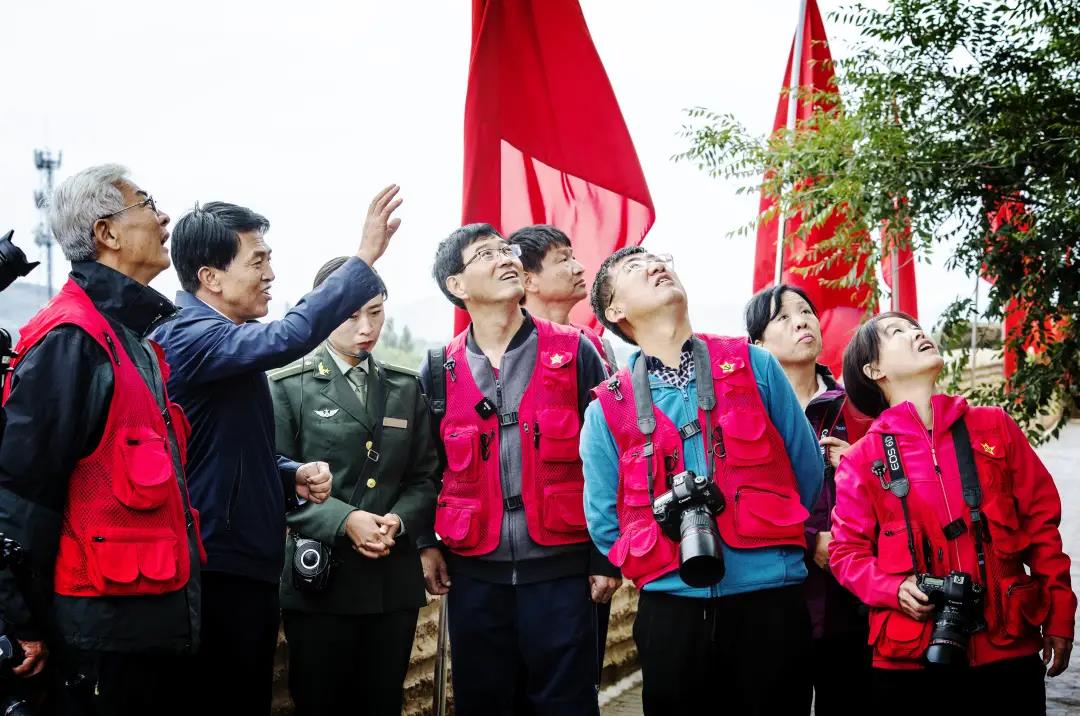 在四川懋功(小金縣)會師地,隊員們採訪92歲高齡的老紅軍,聽他講述親歷