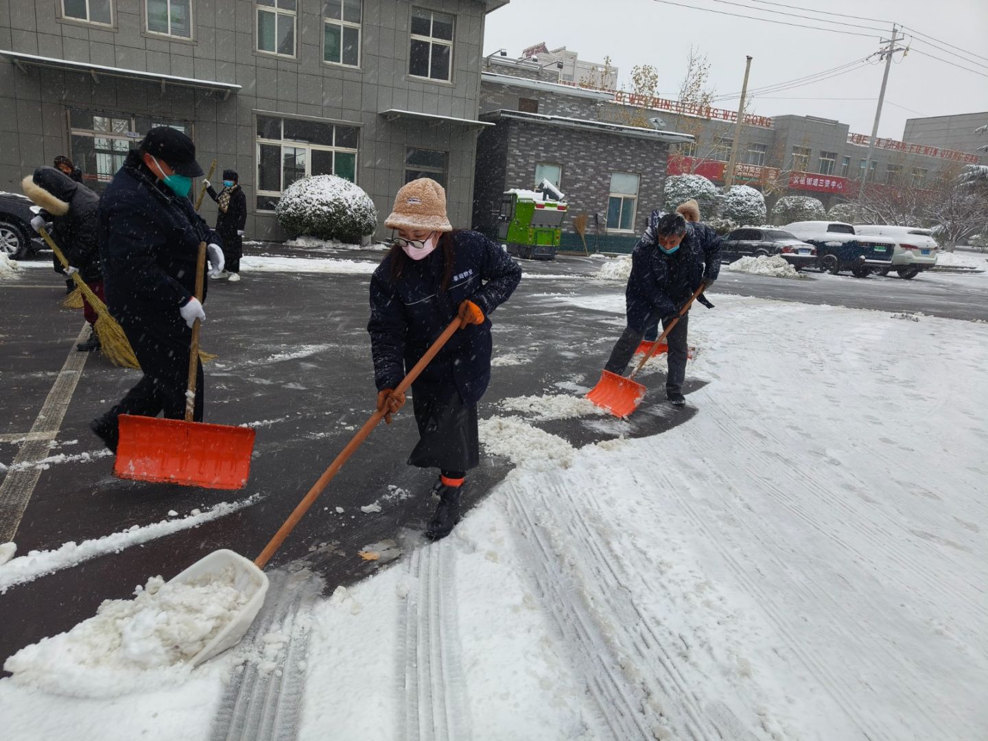 社会实践扫雪照片图片