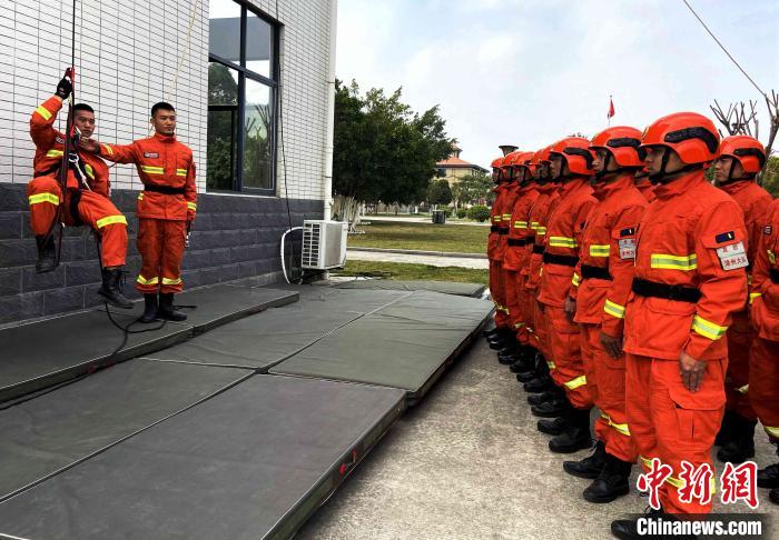 对标“大应急、全灾种”漳州市森林消防大队开展绳索救援技术训练