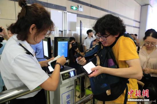 官方：持出入境证件旅客可完成进出站电子客票检票