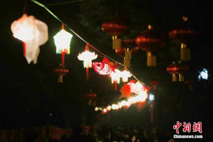 资料图：北京景山公园举行元宵节灯会，市民在景山公园赏花灯。中新社记者 富田 摄