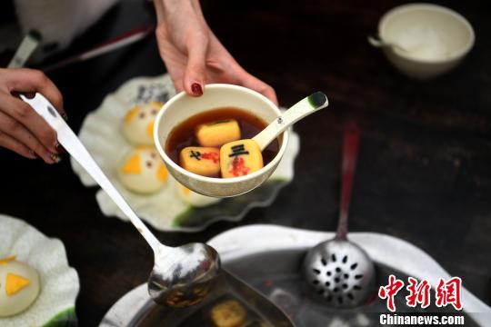 资料图：图为汤圆制作成一颗颗麻将的样式。　陈超 摄