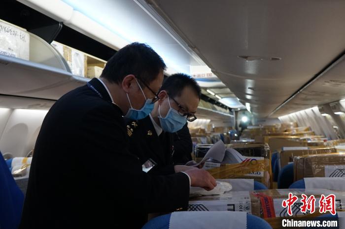 福州长乐机场迎来首批包机进口疫情防控物资
