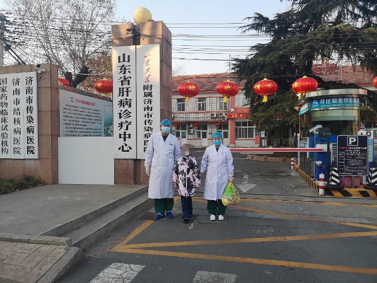 济南市传染病医院第三批一例新冠肺炎患者康复出院是一名8岁女孩