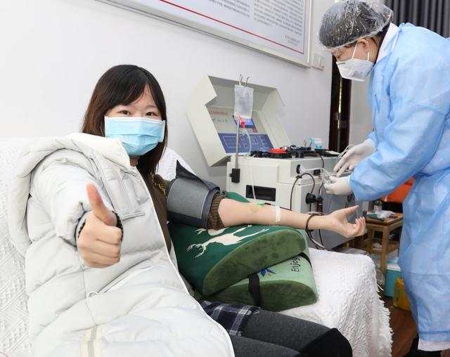 武汉20名康复医护人员捐献血浆，12名重症者接受血浆治疗