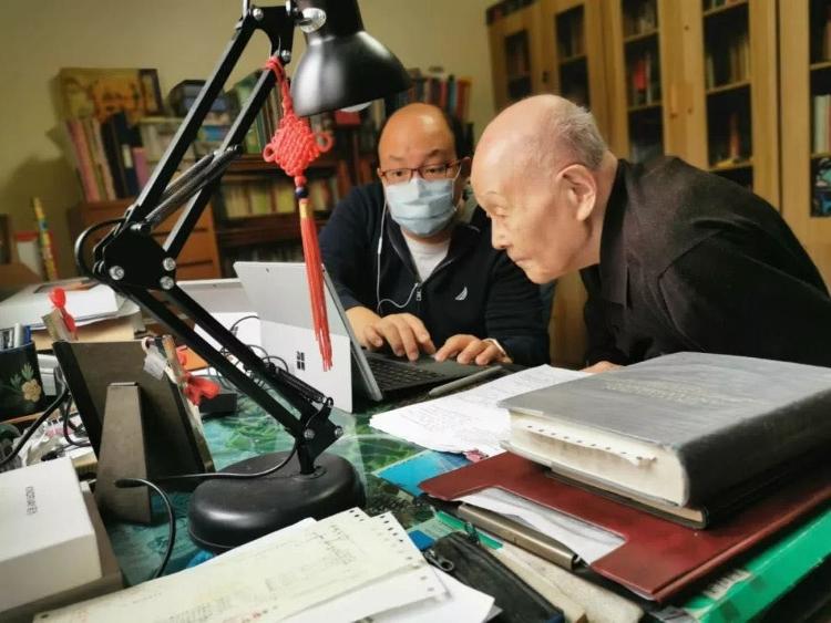 95岁清华教授开直播授课上热搜，网友：我再也不逃网课了