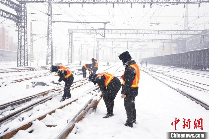 沈铁迎战降雪天气 确保重点物资运输和旅客出行安全