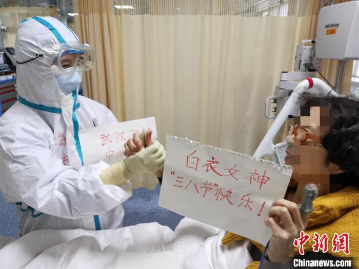 武昌医院ICU病房患者给四川简阳护士写下感恩祝福:白衣女神 三八节快乐！
