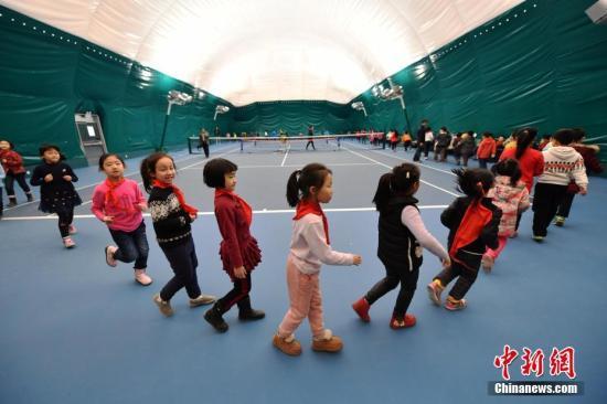 资料图：2016年12月12日，雾霾笼罩京津冀等地。河北石家庄华兴小学誉兴校区的气膜体育馆内正在上体育课。中新社记者 翟羽佳 摄