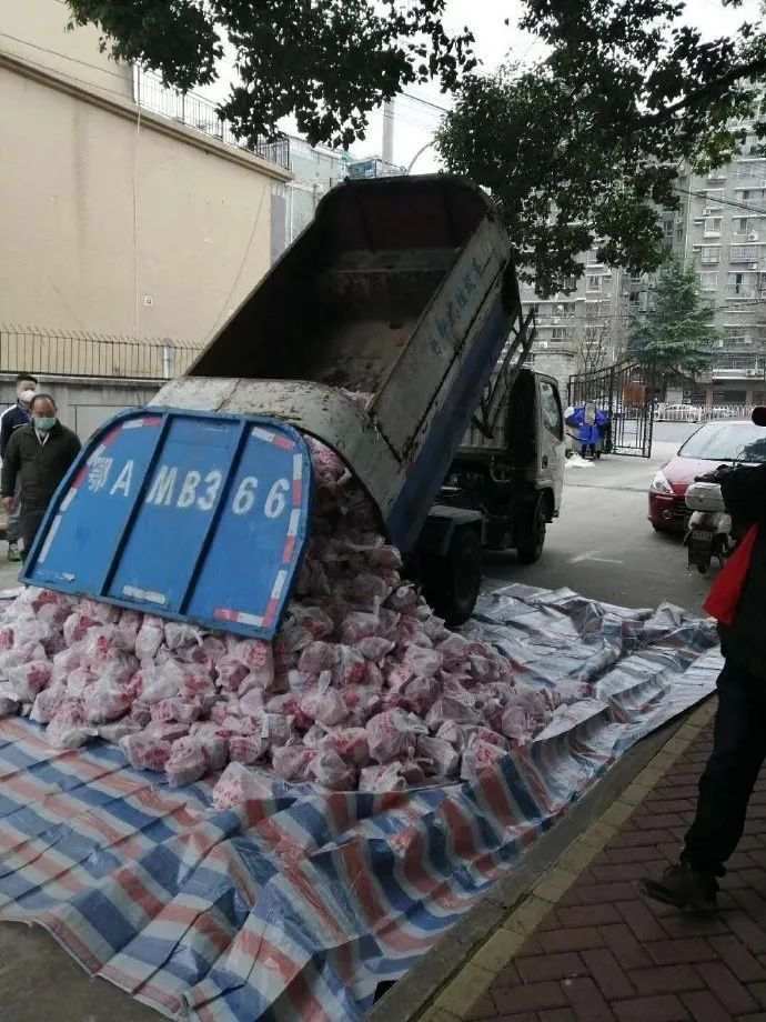 “他自己吃吗？”用垃圾车为居民送平价肉，武汉一副区长被查！