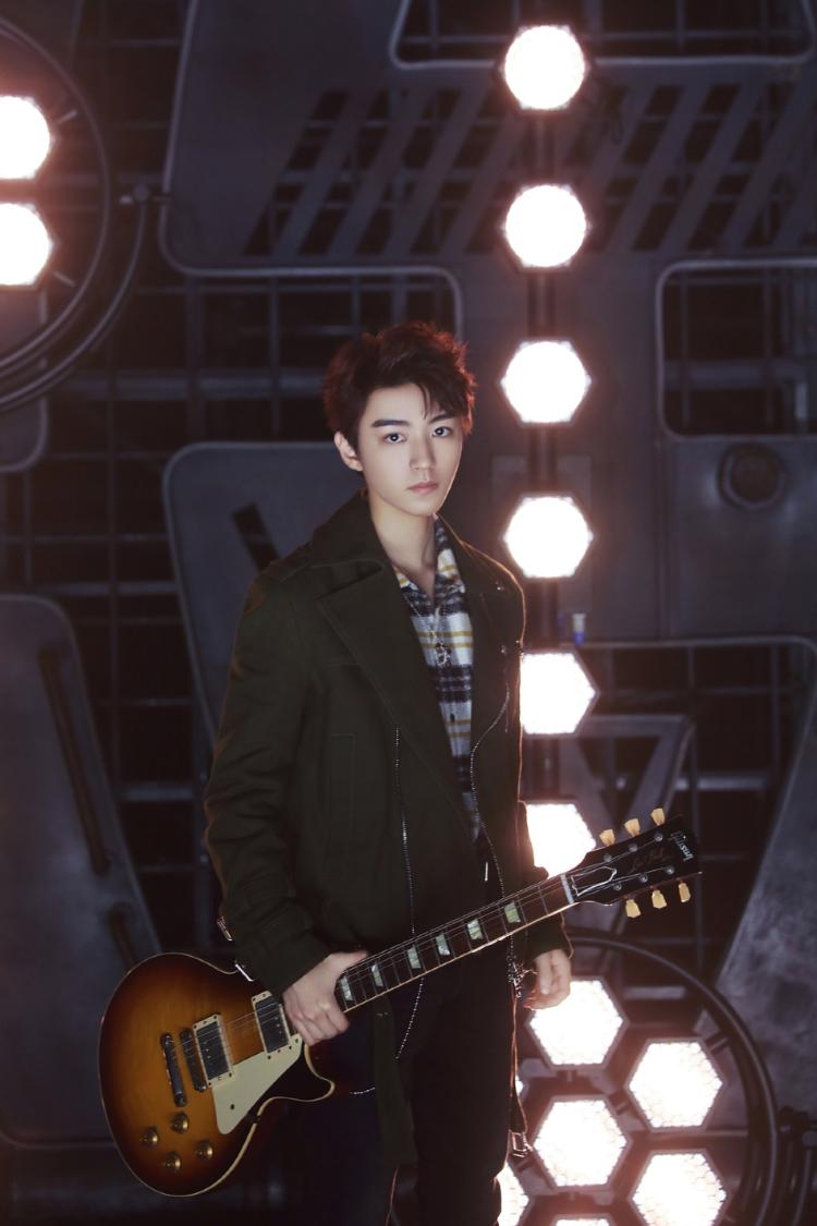 照片中,王俊凯身穿拉链图案的西服趣味十足,手拿吉他展现少年多重魅力