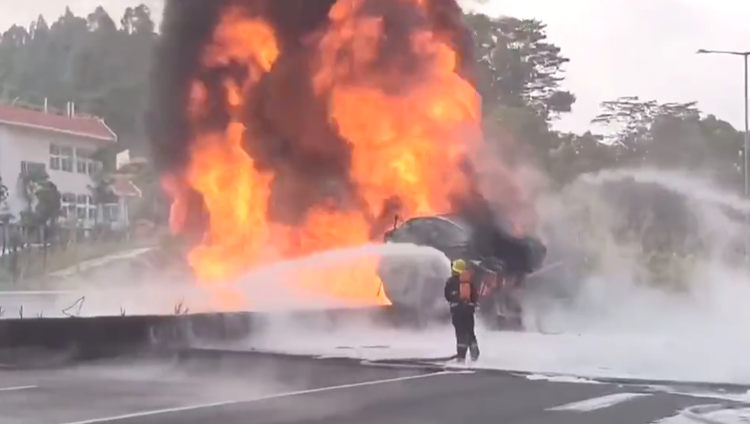 突发！深圳高速一油罐车高速上起火 21辆消防车紧急救援