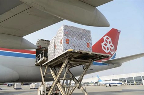 中国援助卢森堡医疗物资抵达,由河南省政府捐助