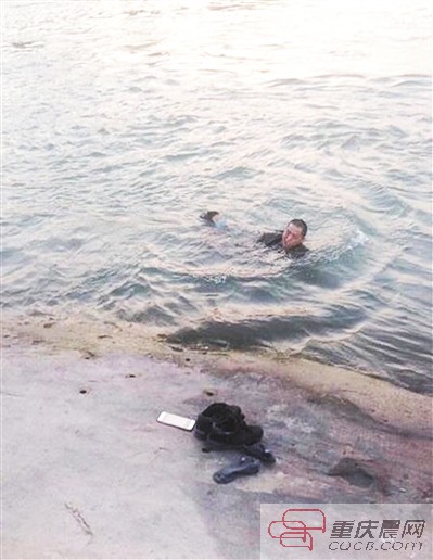 男孩溺水正面图片