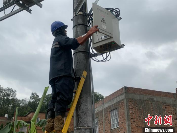 【广西】强暴雨袭击致广西16.3万户用电受影响 已恢复14.3万户