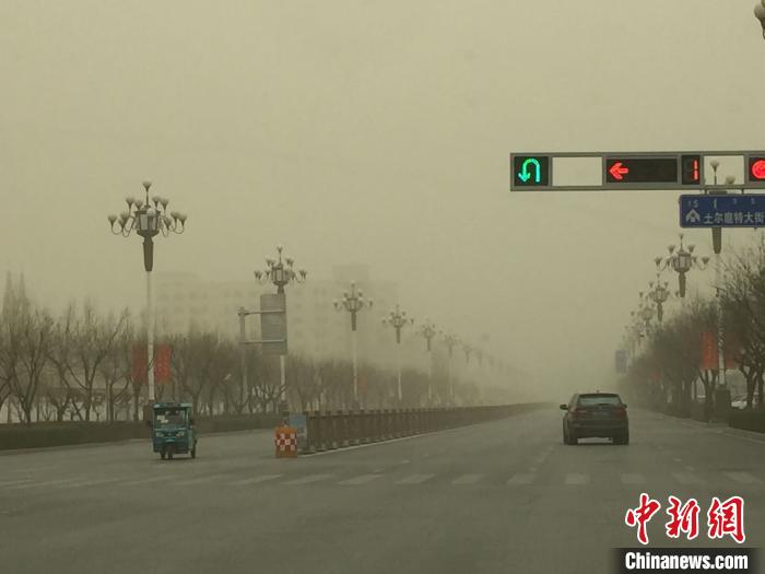 【天气】内蒙古遭遇大范围沙尘天气 局地下午就开灯