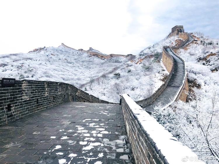 「巡逻」八达岭长城又降瑞雪