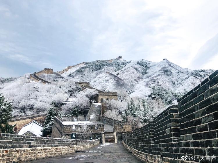 「巡逻」八达岭长城又降瑞雪