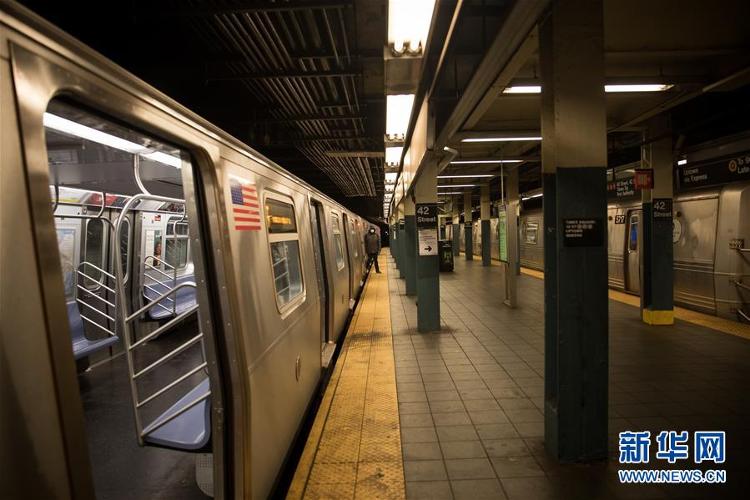 3月26日,在美国纽约曼哈顿时报广场地铁站,一名乘客走出空荡荡的车厢