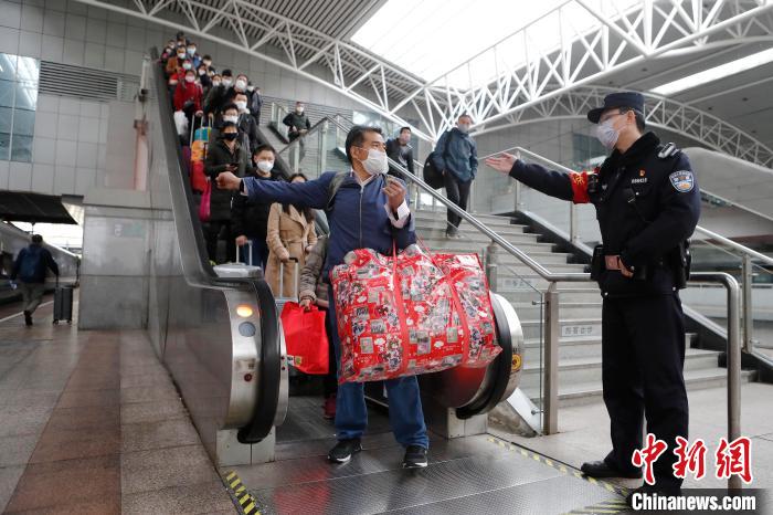 殷立勤 攝 3月28日,旅客乘坐上海站至遂寧站的d952次列車前往武漢.