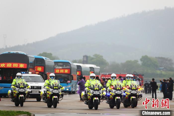 「武汉」江西支援湖北医疗队277名队员凯旋 亲朋好友举旗迎接