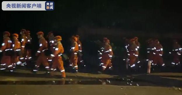 [央视新闻客户端]集结完毕！各路扑火队将对四川森林火灾发起总攻