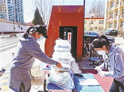 学生■北京部分学生领到新教材