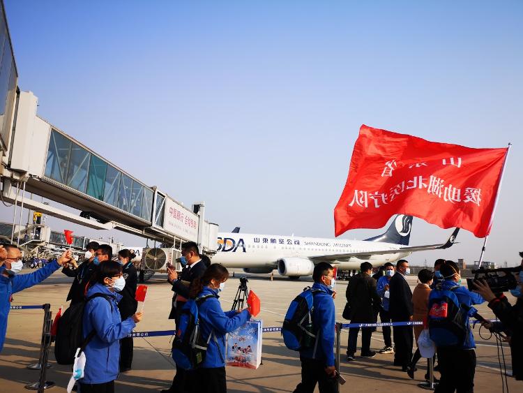 山东最后一批援助湖北医疗队员安全抵达济南国际机场