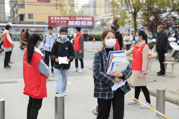 『开！学！啦！多地开学第一天现场直击！』开！学！啦！多地开学第一天现场直击！