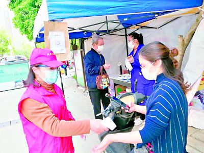 『居民』武汉社区封控严中有细 复工人员外出报号