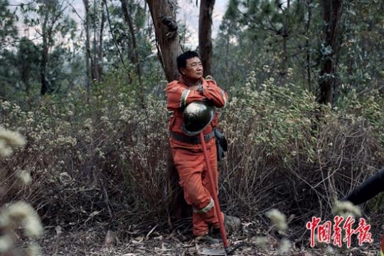 『扑火』西昌山火中的“专业扑火队”：听到着火了还是想往山里跑