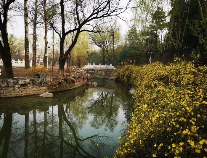 医院■记者探访北京小汤山定点医院：一天可供3顿正餐2顿夜宵 智能机器人消毒、送货