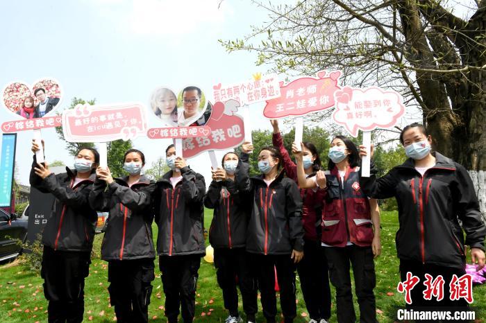 医疗队■四川省第三批援湖北医疗队队员结束隔离休养 男护士现场向女友求婚