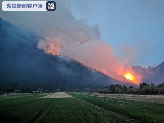 「林芝」西藏林芝市巴宜区发生山火 救援正在进行