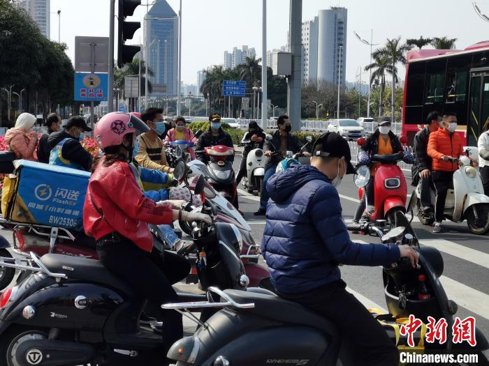 「自行车」南宁涉电动自行车事故频发 交警设在线有奖问答鼓励市民学交规