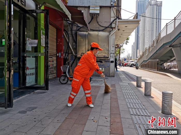 环卫■武汉方舱医院环卫志愿者：“无所谓怕不怕，就是换个地方工作”