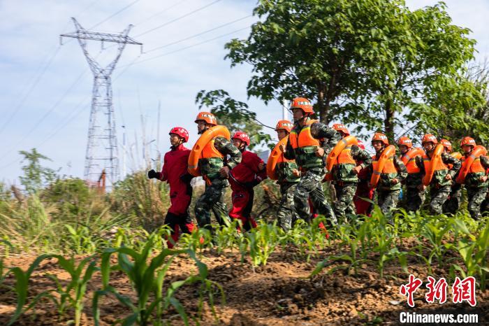 「迎全民国家安全教育日」迎全民国家安全教育日 桂林武警官兵组织抗洪救援演练