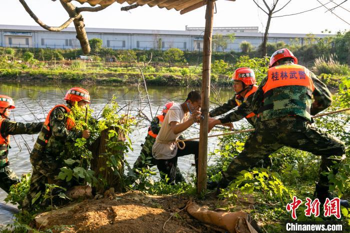 「迎全民国家安全教育日」迎全民国家安全教育日 桂林武警官兵组织抗洪救援演练