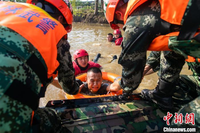 【迎全民国家安全教育日】迎全民国家安全教育日 桂林武警官兵组织抗洪救援演练