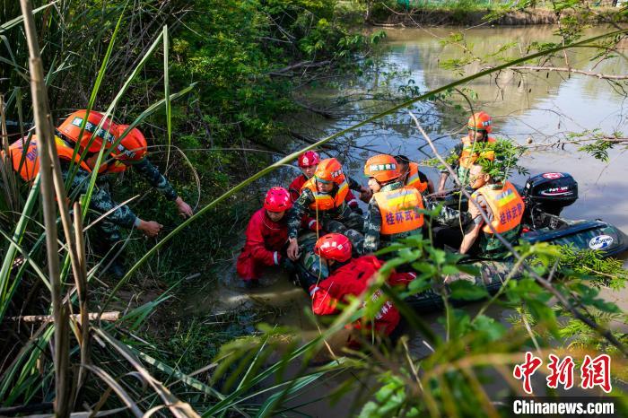 【迎全民国家安全教育日】迎全民国家安全教育日 桂林武警官兵组织抗洪救援演练